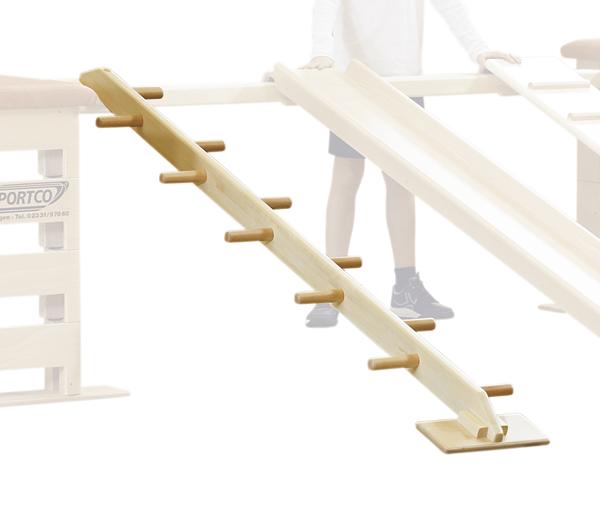 Schrägbrett mit Griffstangen aus Holz für Gymnastik und Koordinationstraining.