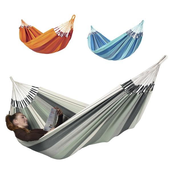 Verschiedenfarbige Hängematten aus Baumwolle, ideal zum Entspannen im Garten.