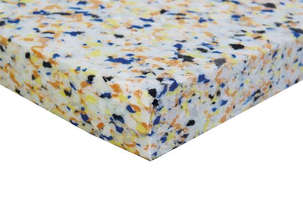 Schaumstoffplatte aus recyceltem Material mit bunten Farbflecken, Nahaufnahme.