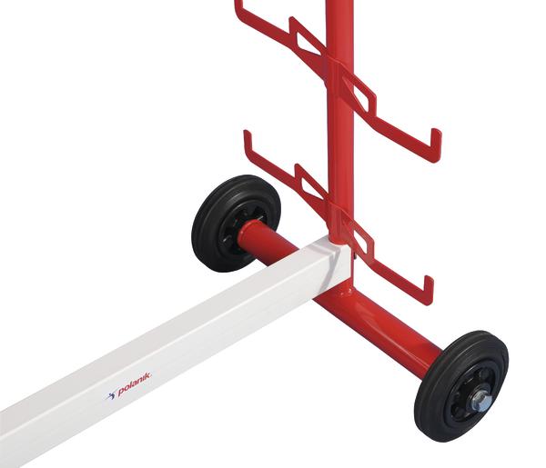 Roter und weißer Sportgerätewagen mit schwarzen Rädern und Halterungen für Speere.