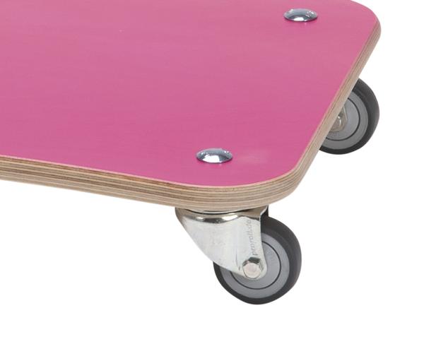 Rosa Rollbrett aus Holz mit vier Lenkrollen.