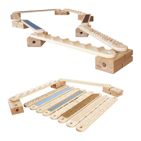 Holz-Kugelbahn mit verschiedenen Rampen und Blöcken für Kinder zum Spielen.