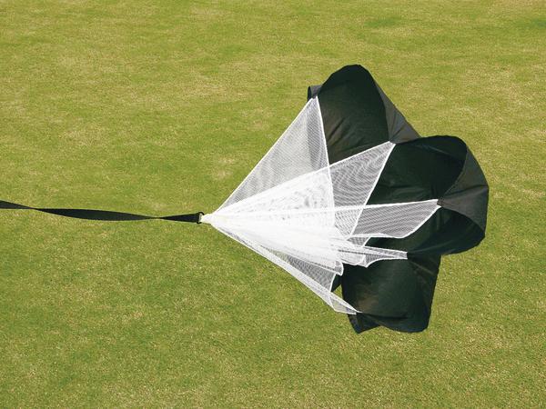 Trainingswiderstands-Schirm auf grünem Rasen für Lauf- und Krafttraining.