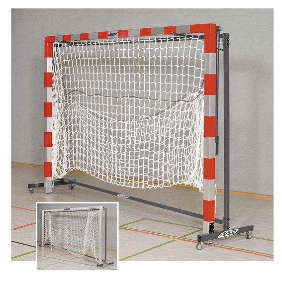 Handballtor mit rot-weißen Pfosten und weißem Netz in Sporthalle, mobil auf Rollen.