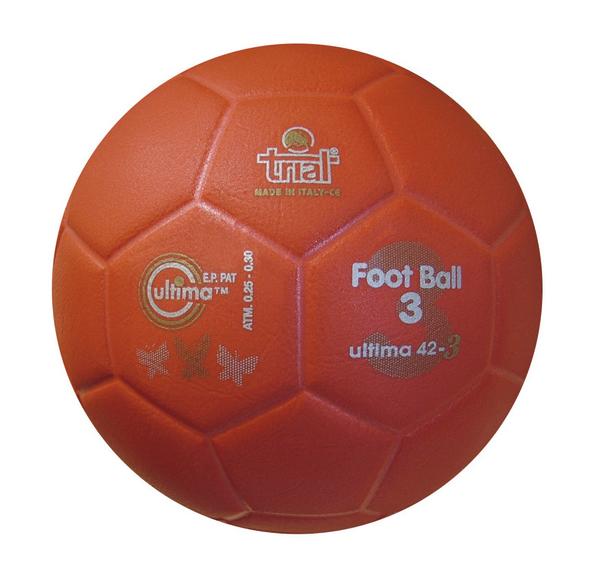 Roter Handball mit Aufdruck "Foot Ball 3" und Markenlogo "trial" aus Italien.