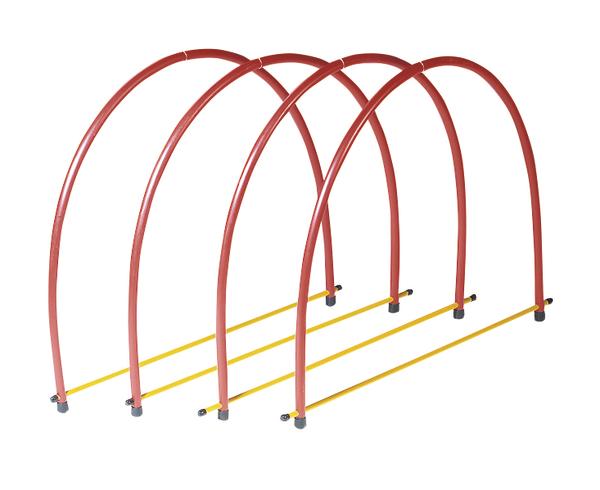 Rotes Agility-Hindernis mit vier Bögen und gelben Stangen für Hundetraining.