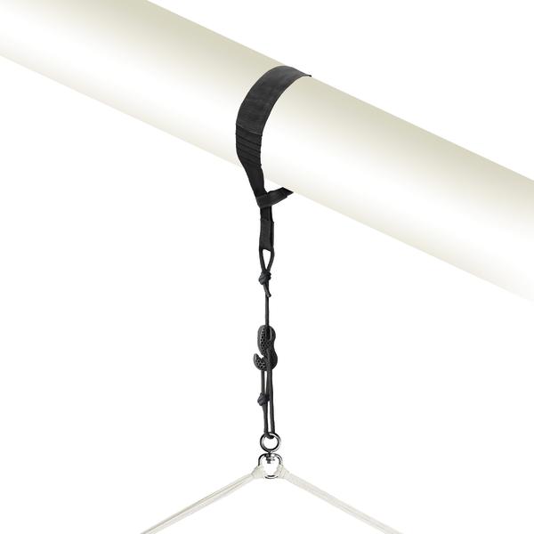 Schwarzer Aufhängeriemen mit Seil und Knoten an weißem Rohr für Hängemattenbefestigung.