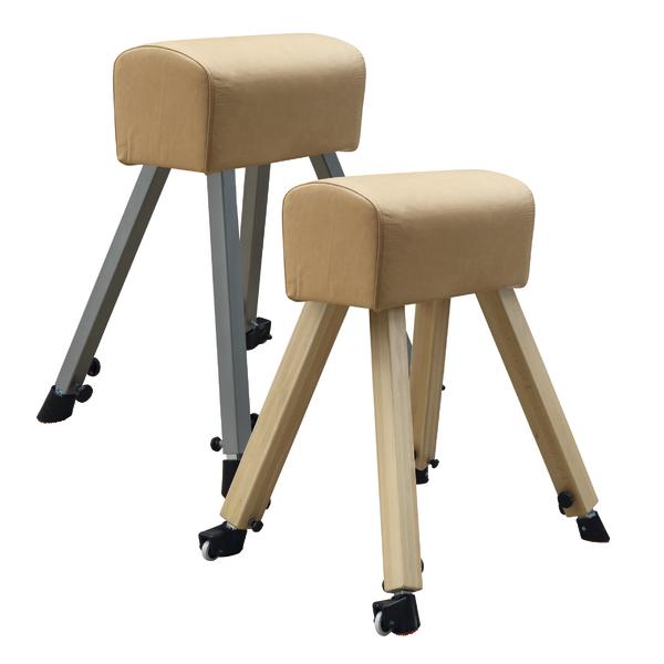 Zwei gepolsterte Turnbockhocker mit Rollen, einer mit Holz- und einer mit Metallbeinen.