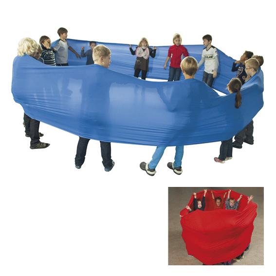 Kinder spielen gemeinsam mit einem großen blauen Stretch-Tuch im Kreis.
