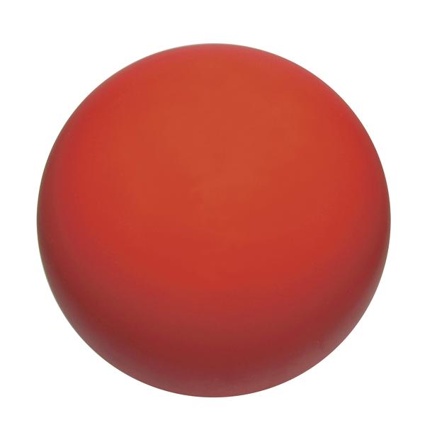 Roter Gummiball mit glatter Oberfläche auf weißem Hintergrund.