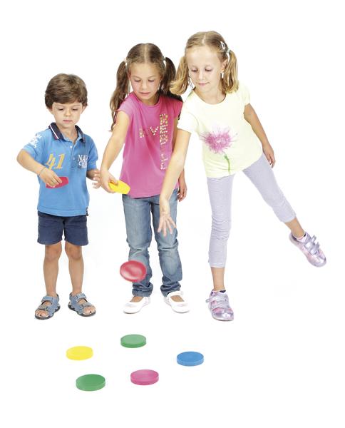 Drei Kinder spielen mit bunten Wurfscheiben auf weißem Hintergrund.