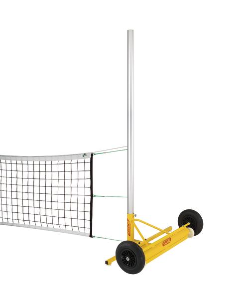 Volleyballnetz mit gelbem, fahrbarem Ständer und schwarzen Rädern auf weißem Hintergrund.