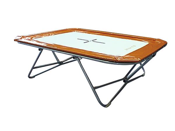 Trampolin mit rechteckigem Sprungtuch und orangefarbenem Rand auf Metallgestell.