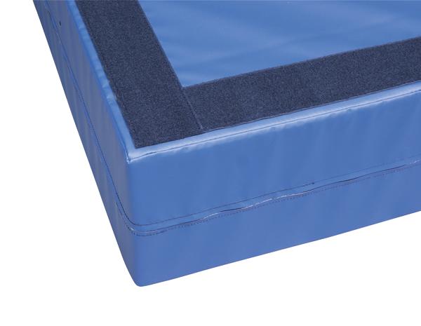 Blauer Eckschutz mit rutschfester Oberfläche für Sporthallen und Turngeräte.