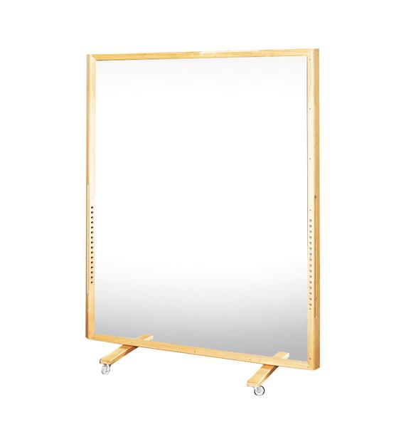 Großer mobiler Spiegel mit Holzrahmen und Rollen, ideal für Tanz- oder Fitnessräume.