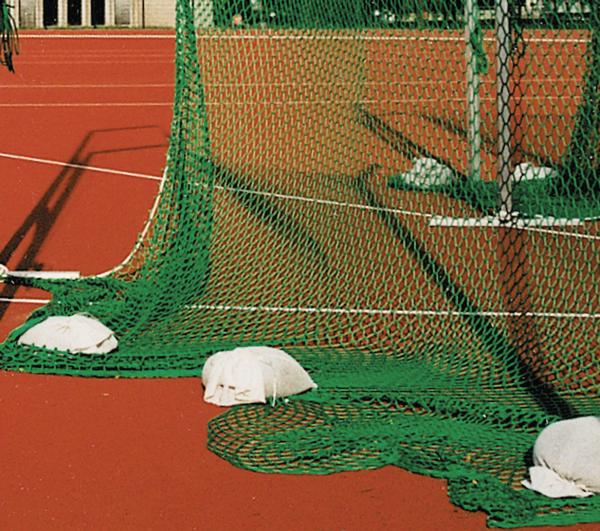 Grünes Schutznetz auf rotem Sportplatz für Wurfdisziplinen wie Hammerwurf oder Diskuswurf.