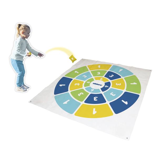 Kind wirft ein Wurfkissen auf eine große Zielspielmatte mit nummerierten Feldern.