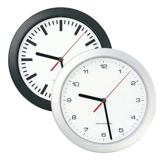 Schwarze und weiße Wanduhr mit analogen Zifferblättern und Sekundenzeigern.