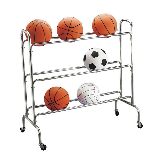 Sportgerätewagen mit Basketballs, Fußball und Volleyball auf weißem Hintergrund.