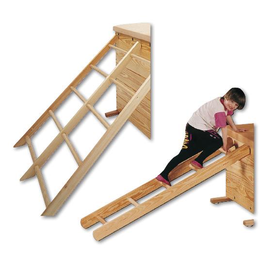 Holz-Kletterleiter für Kinder, Kind klettert auf schräger Holzleiter, spielerische Motorikförderung.