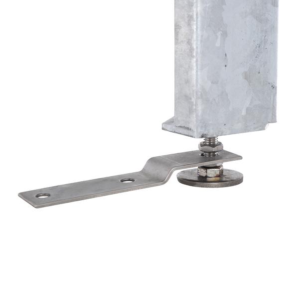 Metallischer Bodenanker mit Schraube zur Befestigung von Stahlpfosten auf weißem Hintergrund.