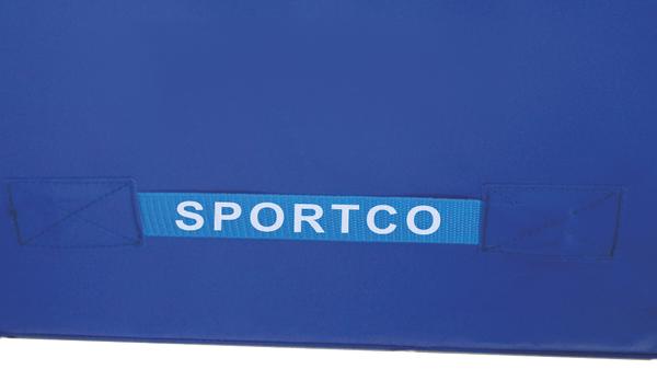 Blauer Sportmattenrand mit weißem Schriftzug "SPORTCO" für Sportgeräte.