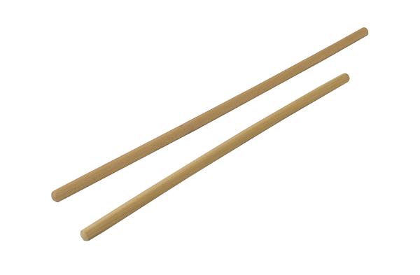 Paar leichte Holz-Trommelstöcke für Schlagzeugspieler, naturfarben, isoliert auf weißem Hintergrund.