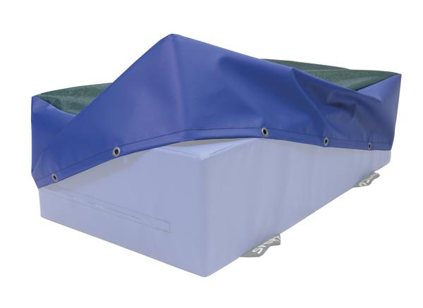 Abdeckplane aus blauem und grünem Material für rechteckige Behälter, wetterfest und robust.